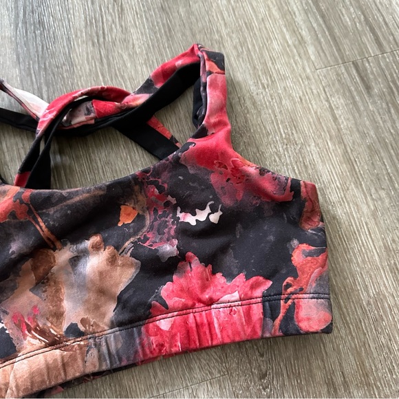 ❗️5/$20❗️Body Language Patterned Twist Strap Sports Bra - Picture 3 of 7